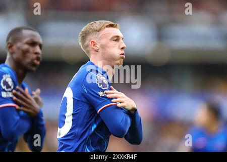 Wolverhampton, Großbritannien. August 2024. Cole Palmer von Chelsea (R) feiert, nachdem er sein Team während des Premier League-Spiels zwischen Wolverhampton Wanderers und Chelsea das zweite Tor erzielte Stockfoto