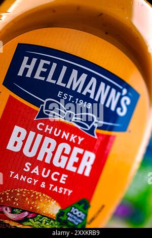 POZNAN, POL - 7. August 2024: Hellmann's Products, amerikanische Markennamen des britischen multinationalen Unternehmens Unilever Stockfoto
