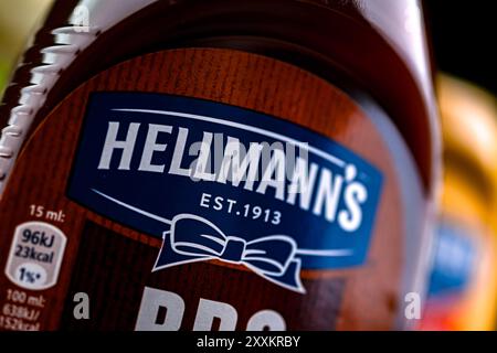 POZNAN, POL - 7. August 2024: Hellmann's Products, amerikanische Markennamen des britischen multinationalen Unternehmens Unilever Stockfoto