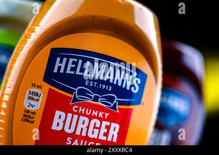 POZNAN, POL - 7. August 2024: Hellmann's Products, amerikanische Markennamen des britischen multinationalen Unternehmens Unilever Stockfoto