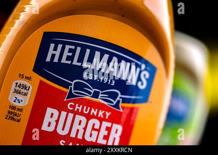 POZNAN, POL - 7. August 2024: Hellmann's Products, amerikanische Markennamen des britischen multinationalen Unternehmens Unilever Stockfoto