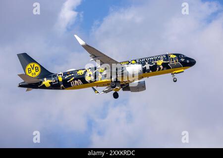 Eurowings Airbus A320-214 (REG: D-AEWM) in der speziellen Farbgebung FanAirbus - Borussia Dortmund. Stockfoto