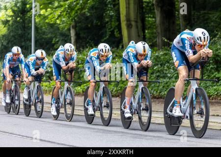 Holstebro, Dänemark. August 2024. Die Fahrer des Teams dsm-firmenich PostNL, die in der ersten Phase gesehen wurden. Bühne der PostNord Danmark Rundt 2024. Stufe 1. Ist ein Team-Zeitfahren mit Start und Ziel in Holstebro. Stockfoto