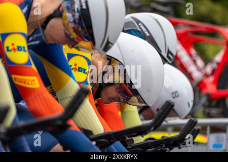 Holstebro, Dänemark. August 2024. Die Fahrer aus dem Team Lidl-Trek Future Racing sahen zu Beginn des 1. Bühne der PostNord Danmark Rundt 2024. Stufe 1. Ist ein Team-Zeitfahren mit Start und Ziel in Holstebro. Stockfoto