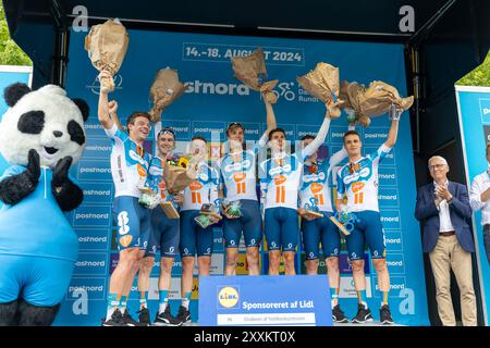 Holstebro, Dänemark. August 2024. Die Fahrer des Teams dsm-firmenich PostNL waren nach dem 1. Platz auf dem Podium. Bühne der PostNord Danmark Rundt 2024. Stufe 1. Ist ein Team-Zeitfahren mit Start und Ziel in Holstebro. Stockfoto