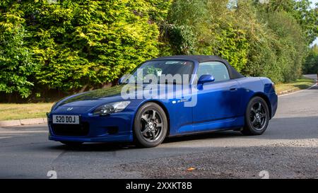 Whittlebury, Northants., Großbritannien - 25. August 2024: 2002 blaues Honda S2000 Auto auf einer britischen Landstraße. Stockfoto