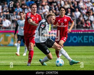 Philipp Strompf (SSV Ulm 1846, #32) wird von Marcel Sobottka (Fortuna Düsseldorf, #31) gefoult, GER, SSV Ulm 1846 vs. Fortuna Düsseldorf, Fussball, 2. Bundesliga, Spielzeit 2024/2025, 25.08.2024, DFB/DFL-Vorschriften verbieten jede Verwendung von Fotografien als Bildsequenzen und/oder Quasi-Video. Foto: EIBNER/Michael Schmidt Stockfoto