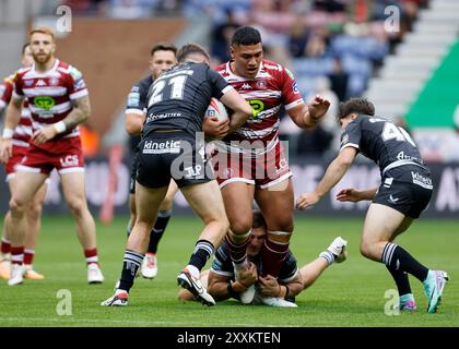 Wigan-Krieger Patrick Mago wird während des Super League-Spiels im Brick Community Stadium in Wigan angegriffen. Bilddatum: Sonntag, 25. August 2024. Stockfoto