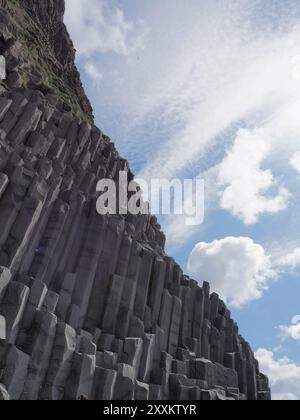 Atemberaubende vertikale Säulen-Basalt-Formationen erstrecken sich vor einem hellblauen Himmel und zeigen die einzigartigen geometrischen Muster der Natur und die Schönheit der Geologi Stockfoto