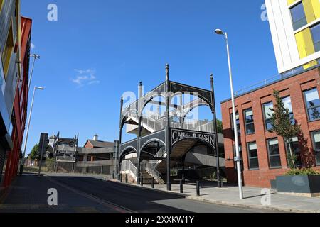 Canal Basin Fußgängerbrücke neben der Studentenunterkunft am Bishop Gate in Coventry Stockfoto