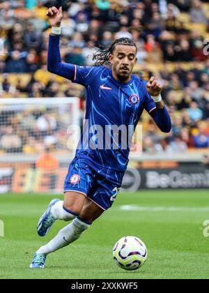 Wolverhampton, Großbritannien. August 2024. Wolverhampton, England, 25. August 2024: Malo Gusto (27 Chelsea) am Ball während des Premier League-Fußballspiels zwischen Wolverhampton Wanderers und Chelsea im Molineux-Stadion in Wolverhampton, England (Natalie Mincher/SPP) Credit: SPP Sport Press Photo. /Alamy Live News Stockfoto