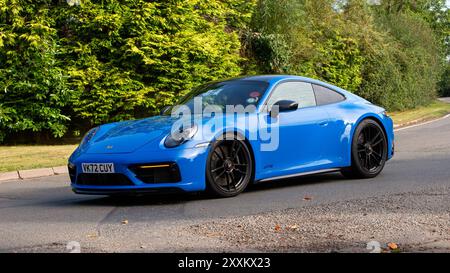 Whittlebury, Northants., Großbritannien - 25. August 2024: Blauer Porsche 911 Carrera gts Auto 2022 auf einer britischen Landstraße. Stockfoto