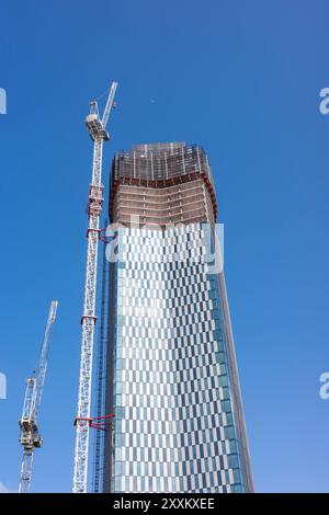 Salford, Greater Manchester, Großbritannien. 24. August 2024: Ein modernes Hochhaus im Bau mit blauem Himmel im Hintergrund. Stockfoto