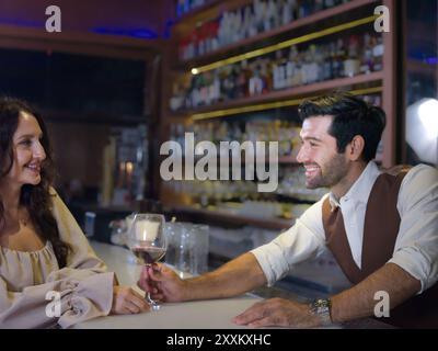 Barkeeper, der ein Weinglas für Gäste an einer Bar zubereitet. Im Nachtclub Restaurant. Stockfoto