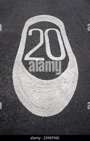 20 km/h Straßenmarkierungen auf einer Straße in Edinburgh, Schottland, Großbritannien. Stockfoto