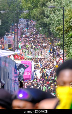 London, Großbritannien, 25. August 2024. Riesige Menschenmassen, die den Wagen folgten, wurden in Ladbroke Grove gesehen, als der erste Tag des Notting Hill Carnivals, bekannt als Family Day oder Children's Day, heute in Gang kam. Quelle: Eleventh Photography/Alamy Live News Stockfoto