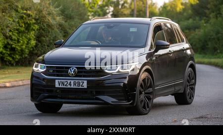 Whittlebury, Northants., Großbritannien - 25. August 2024: 2024 Volkswagen Tiguan Auto auf einer britischen Landstraße. Stockfoto