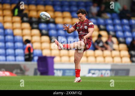 London, Großbritannien. August 2024. Lachlan Lam von Leigh Leopards wärmt sich während des Super League-Spiels zwischen London Broncos und Leigh Leopards im Cherry Red Records Stadium, Plough Lane, London, England am 25. August 2024 auf. Foto von Ken Sparks. Nur redaktionelle Verwendung, Lizenz für kommerzielle Nutzung erforderlich. Keine Verwendung bei Wetten, Spielen oder Publikationen eines einzelnen Clubs/einer Liga/eines Spielers. Quelle: UK Sports Pics Ltd/Alamy Live News Stockfoto