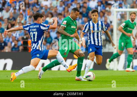 Porto, Portugal. August 2024. Estádio Do Dragão Clayton läuft mit dem Ball, während Zé Pedro versucht, während das Spiel zwischen dem FC Porto 2 gegen Rio Ave 0 (Jose Salgueiro/SPP) zu blockieren. /Alamy Live News Stockfoto