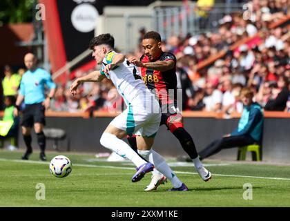 Vitality Stadium, Boscombe, Dorset, Großbritannien. August 2024. Premier League Football, AFC Bournemouth gegen Newcastle United; Tavernier of Bournemouth tritt gegen Livramento von Newcastle an Stockfoto