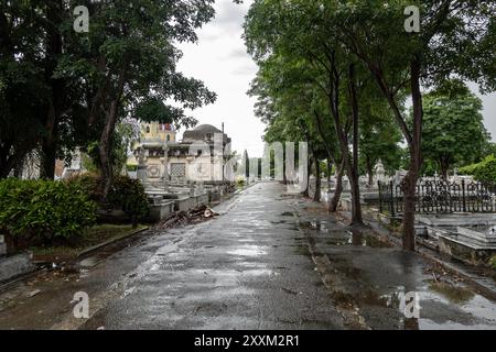 HAVANNA, KUBA - 28. AUGUST 2023: El Cementerio de Cristobal Colon Cemetary in Havanna, Kuba nach Regen oder Hurrikan Stockfoto