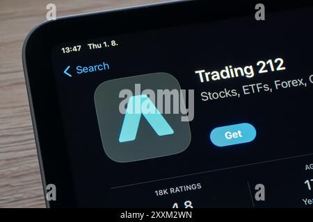 OSTRAVA, TSCHECHIEN – 1. AUGUST 2024: App-Store mit der mobilen Trading 212-Anwendung zum Handel und Investieren in Aktien, ETF, Forex und Rohstoffe Stockfoto