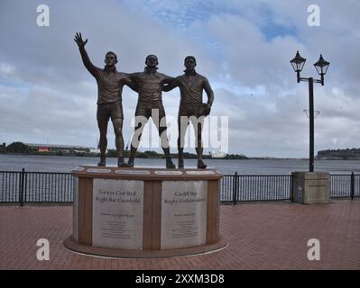 Die Rugby Codebreakers Statue, Landsea Square, Mermaid Quay, Cardiff Bay, Wales, Großbritannien Stockfoto