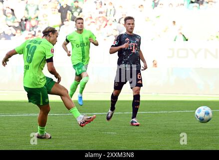 Wolfsburg, Deutschland. . August 2024. Wolfsburg, Deutschland. August 2024. Fußball: Bundesliga, VfL Wolfsburg - FC Bayern München, Spieltag 1, Volkswagen Arena. Wolfsburgs Lovro Majer (l) erzielt das Tor mit 2:1. Das Münchner Joshua Kimmich befindet sich auf der rechten Seite. Hinweis: Swen Pförtner/dpa - WICHTIGER HINWEIS: Gemäß den Vorschriften der DFL Deutschen Fußball-Liga und des DFB Deutschen Fußball-Bundes ist es verboten, im Stadion und/oder des Spiels aufgenommene Fotografien in Form von sequenziellen Bildern und/oder videoähnlichen Fotoserien zu verwenden oder zu verwenden./dpa/Alamy Live News CRE Stockfoto