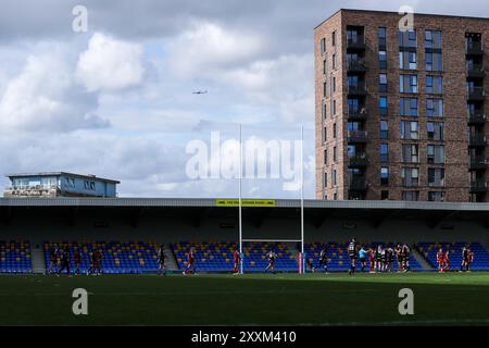 Wimbledon, Großbritannien. August 2024. Während des Spiels London Broncos vs Leigh Leopards in der Betfred Super League Round 23 in der Plough Lane, Wimbledon, Vereinigtes Königreich, am 25. August 2024 (Foto: Izzy Poles/News Images) in Wimbledon, Vereinigtes Königreich 2024, fliegt ein Flugzeug über dem Cherry Red Records Stadium. (Foto: Izzy Poles/News Images/SIPA USA) Credit: SIPA USA/Alamy Live News Stockfoto