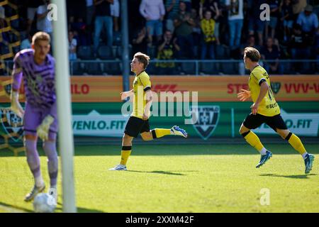 Venlo, Niederlande . August 2024. VENLO, NIEDERLANDE - 25. AUGUST: Tim Braem vom VVV Venlo feiert sein Tor während des Spiels VVV Venlo zwischen Roda JC Kerkrade im Covebo Stadion - de Koel am 25. August 2024 in Venlo, Niederlande. (Foto von Orange Pictures) (Foto von Orange Pictures/Orange Pictures) Credit: Orange Pics BV/Alamy Live News Stockfoto