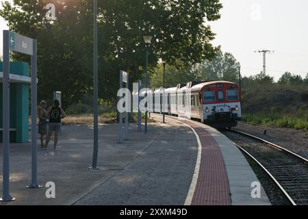 Menschen auf dem Bahnsteig des kleinen Bahnhofs Alcoy Valencia in Agres, während der Zug sich seiner Haltestelle comunidad valenciana, Spanien, nähert Stockfoto