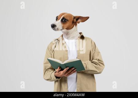 Skurriler Hund mit menschlichem Körper, der ein Buch liest Stockfoto