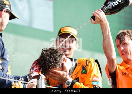 Zandvoort, Niederlande. August 2024. ZANDVOORT, NIEDERLANDE - 25. AUGUST: Lando Norris von McLaren bei der Trophäenzeremonie während der F1 - Heineken Dutch GP am 25. August 2024 in Zandvoort, Niederlande. (Foto von Andre Weening/Orange Pictures) Credit: Orange Pics BV/Alamy Live News Stockfoto