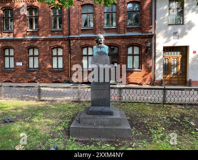 Riga, Lettland. August 2024. Das Denkmal für Johann Gottfried Herder (1744–1803) steht auf dem Herderplatz neben dem Rigaer Dom. Riga feierte den 280. Geburtstag des deutschen Philosophen, Schriftstellers und Theologen mit einem öffentlichen Gedenken. Der Dichter der Aufklärung wurde am 25. August 1744 geboren und arbeitete fünf Jahre lang in der lettischen Hauptstadt. Quelle: Alexander Welscher/dpa/Alamy Live News Stockfoto