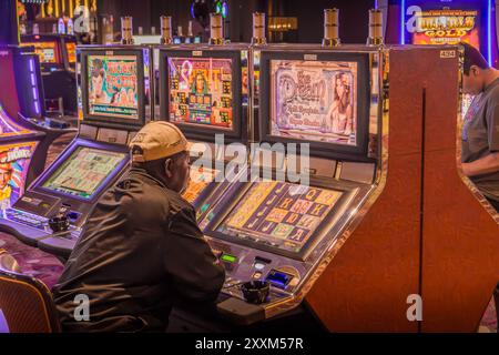 Der Mann, der an Spielautomaten im schicken Casino in Las Vegas, einer Spielhauptstadt der USA, spielt. Stockfoto