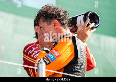 Zandvoort, Niederlande. August 2024. ZANDVOORT, NIEDERLANDE - 25. AUGUST: Lando Norris von McLaren in Tears, nachdem er am 25. August 2024 in Zandvoort, Niederlande, bei der Trophäenzeremonie während der F1 - Heineken Dutch GP auf dem ersten Platz war. (Foto von Andre Weening/Orange Pictures) Credit: Orange Pics BV/Alamy Live News Stockfoto