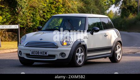 Whittlebury, Northants., Großbritannien - 25. August 2024: 2008 weißer Miniwagen, der auf einer britischen Landstraße fährt. Stockfoto