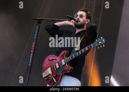 Southsea, Großbritannien. August 2024. Liam Ryan James Fray, Leadsänger und Gitarrist der britischen Band Courteeners, trat live auf der Bühne des Victorious Festivals auf. (Foto: Dawn Fletcher-Park/SOPA Images/SIPA USA) Credit: SIPA USA/Alamy Live News Stockfoto