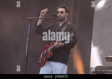 Southsea, Großbritannien. August 2024. Liam Ryan James Fray, Leadsänger und Gitarrist der britischen Band Courteeners, trat live auf der Bühne des Victorious Festivals auf. (Foto: Dawn Fletcher-Park/SOPA Images/SIPA USA) Credit: SIPA USA/Alamy Live News Stockfoto