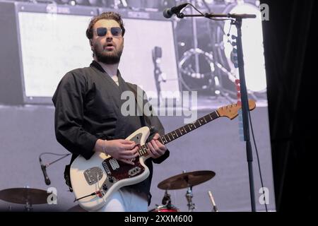 Southsea, Großbritannien. August 2024. Liam Ryan James Fray, Leadsänger und Gitarrist der britischen Band Courteeners, trat live auf der Bühne des Victorious Festivals auf. (Foto: Dawn Fletcher-Park/SOPA Images/SIPA USA) Credit: SIPA USA/Alamy Live News Stockfoto