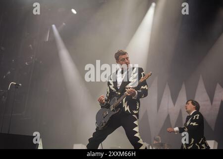 Niklas Almqvist, besser bekannt unter seinem Künstlernamen Nicholaus Arson und Leadgitarrist der Hives-Band, tritt live am zweiten Tag des Rock en seine Festivals auf. Die schwedische Punkband The Hives trat am zweiten Tag des Rock en seine Festivals im Domaine National Saint-Cloud in Paris auf. Stockfoto