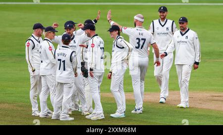 Aufgenommen in Birmingham, Großbritannien am 25. August 2024 im Warwickshire County Cricket Club, Edgbaston. Das Bild ist #37, Michael Rae aus Warwickshire, als er feiert, den Wicket von #15 zu erobern, Tom Lammonby aus Somerset, gefangen von #2, Jacob Bethell aus Warwickshire (2. Links) während des County Championship Matches 2024 zwischen Warwickshire CCC und Somerset CCC. Das Bild ist nur für redaktionelle Zwecke – Verleihung an Stu Leggett über Alamy Live News Stockfoto