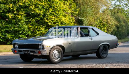 Whittlebury, Northants., Großbritannien - 25. August 2024: 1972 graues Chevrolet Nova Auto auf einer britischen Landstraße. Stockfoto