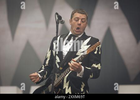 Niklas Almqvist, besser bekannt unter seinem Künstlernamen Nicholaus Arson und Leadgitarrist der Hives-Band, tritt live am zweiten Tag des Rock en seine Festivals auf. Die schwedische Punkband The Hives trat am zweiten Tag des Rock en seine Festivals im Domaine National Saint-Cloud in Paris auf. Stockfoto