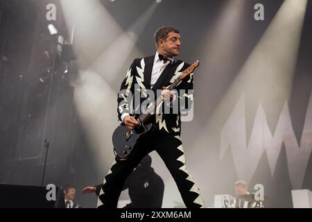 Niklas Almqvist, besser bekannt unter seinem Künstlernamen Nicholaus Arson und Leadgitarrist der Hives-Band, tritt live am zweiten Tag des Rock en seine Festivals auf. Die schwedische Punkband The Hives trat am zweiten Tag des Rock en seine Festivals im Domaine National Saint-Cloud in Paris auf. Stockfoto