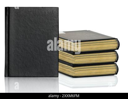 Schwarz Leerbuch, Geschlossene schwarze Buch Verlegung mit Schatten auf weißem Hintergrund Stockfoto