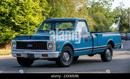 Whittlebury, Northants., Großbritannien - 25. August 2024: 1971 Chevrolet Pickup Truck auf einer britischen Landstraße. Stockfoto