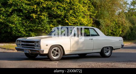 Whittlebury, Northants., Großbritannien - 25. August 2024: 1965 weißer Chevrolet Chevelle-Wagen auf einer britischen Landstraße. Stockfoto