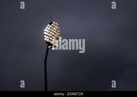 Bristol, Großbritannien, 25. August 2024. Eine allgemeine Ansicht von Flutlicht, da schlechtes Licht das Spiel während des Spiels der Vitality County Championship Division 2 zwischen Gloucestershire und Leicestershire stoppt. Quelle: Robbie Stephenson/Gloucestershire Cricket/Alamy Live News Stockfoto