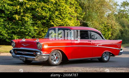 Whittlebury, Northants., UK - 25. August 2024: 1957 rotes Chevrolet Bel Air American Auto auf einer britischen Landstraße. Stockfoto